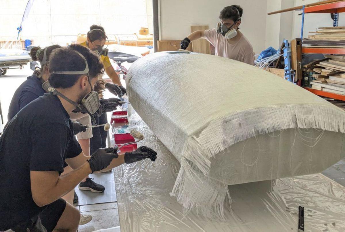 Uno de los equipos prepara su embarcación. | CNSA