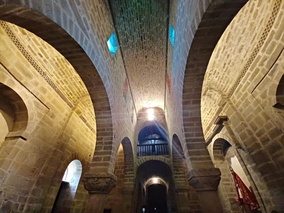 Interior de la colegiata.