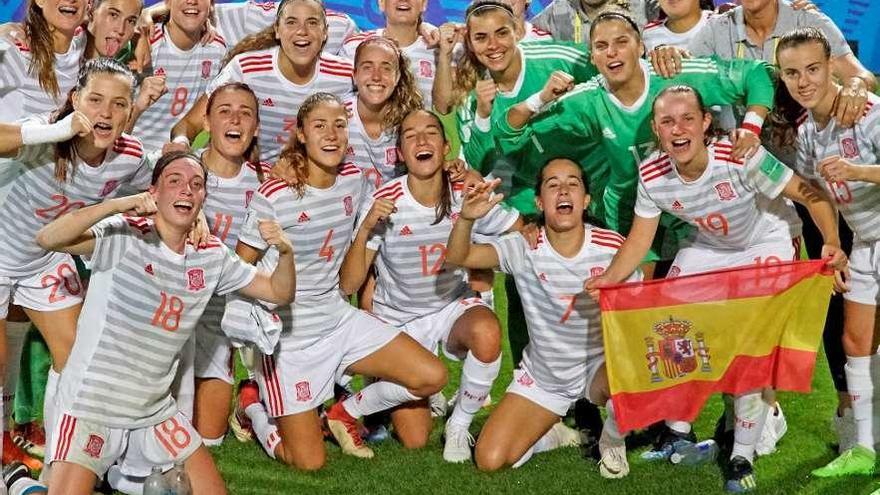 La selección española posa tras el triunfo ante Francia con Nuria (7) en primera fila.