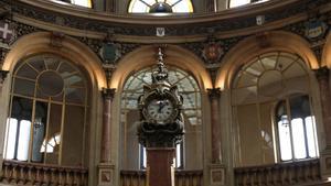 Archivo - Vista de un reloj en el Palacio de la Bolsa en Madrid (España).