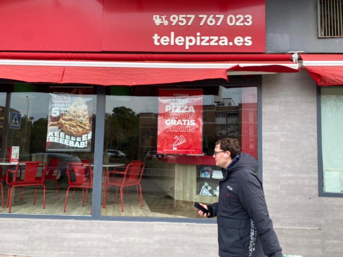 Cartel de la promocion de pizzas gratis en un local de Telepizza en Córdoba.