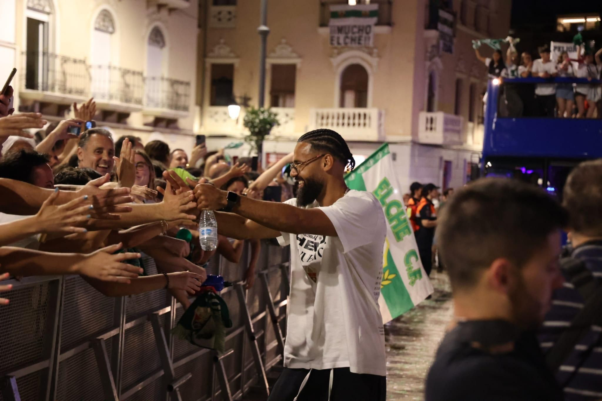 El Elche CF celebra el ascenso a Primera con una rúa en autobús hasta la Plaça de Baix