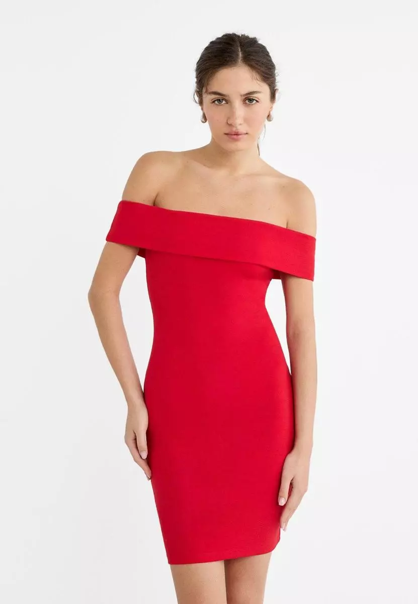 Te mostramos los 6 vestidos rojos de Stradivarius que te robarán el corazón: la colección más deslumbrante de la temporada 10 Moncloa Vestido corto de escote Bardot de Stradivarius: elegancia y estilo a un precio irresistible