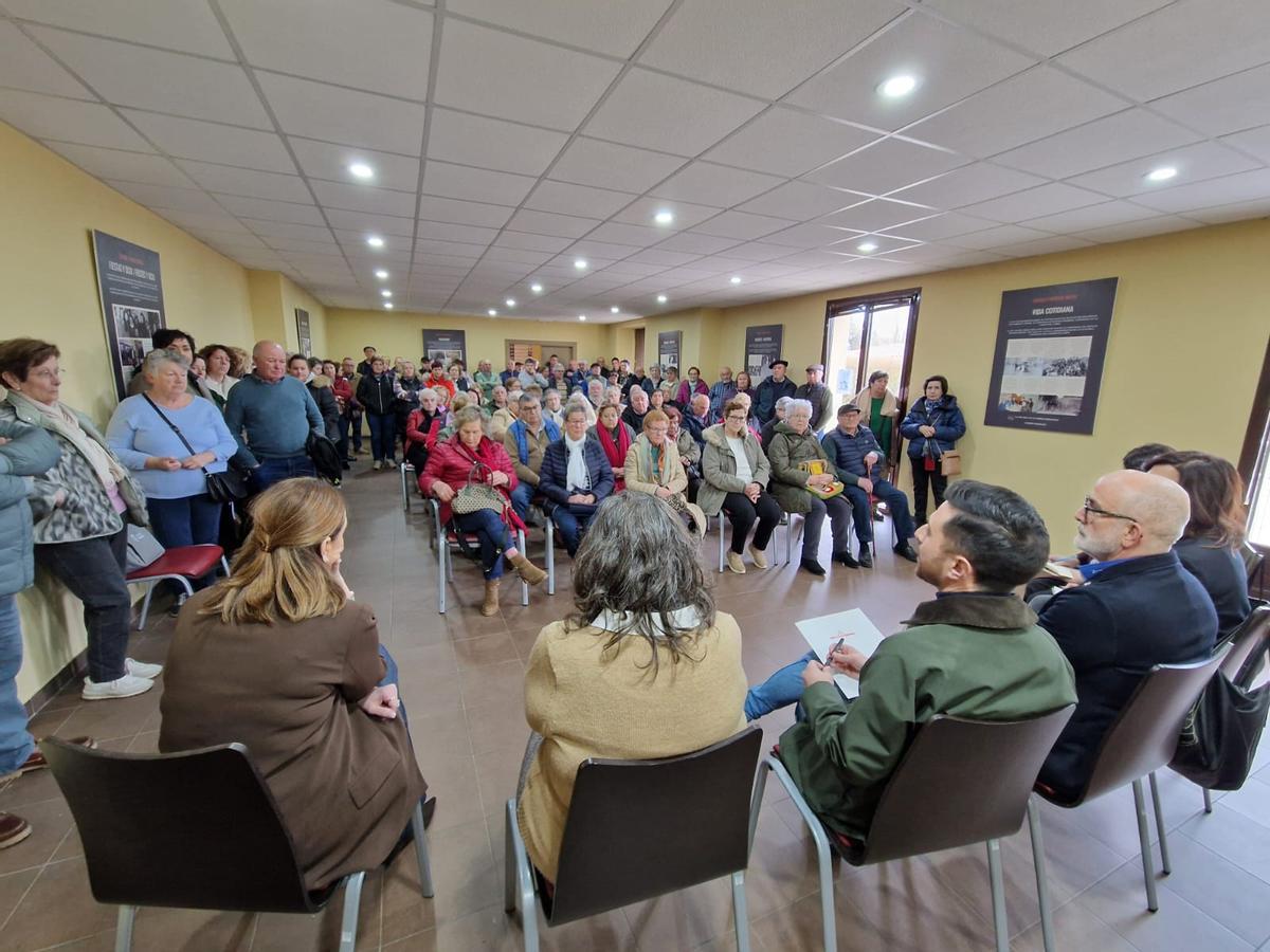 Un momento de la reunión en San Martín de Luiña.