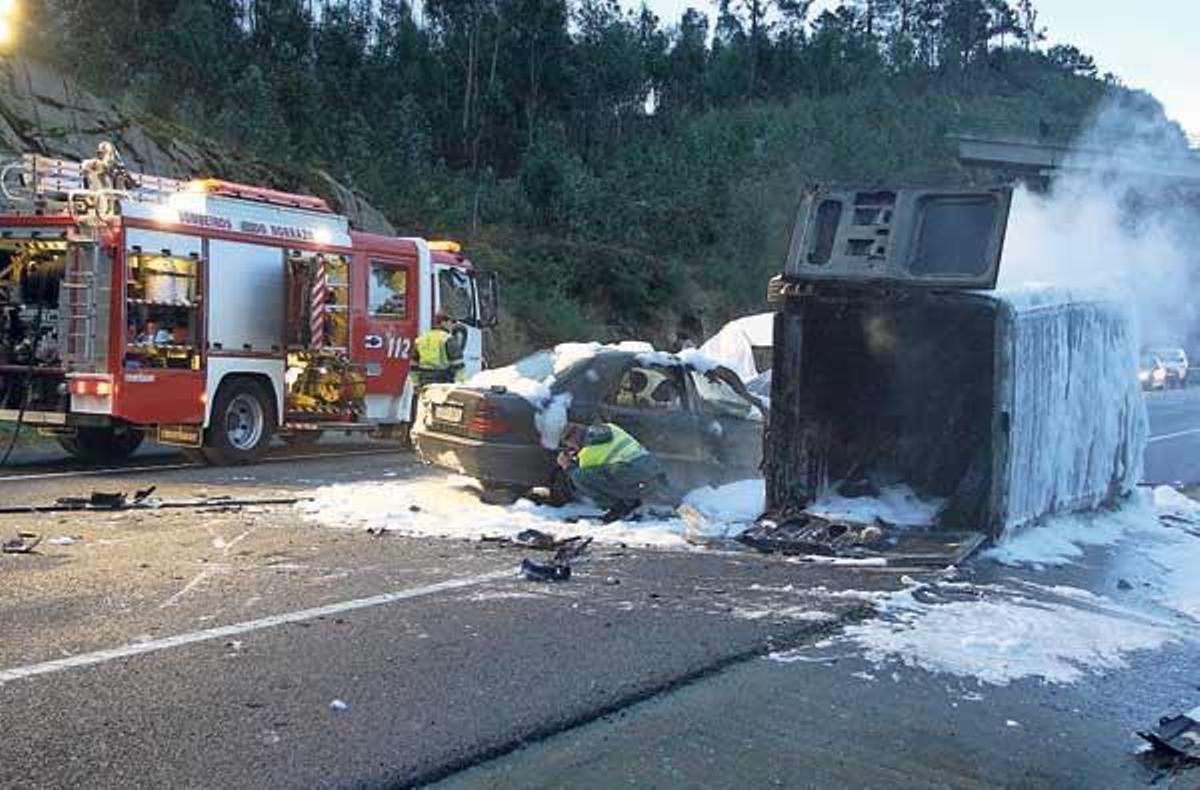 Estado en el que quedó la furgoneta Citroën Jumper –que volcó a un lado del Corredor– y el Mercedes que circulaba detrás.