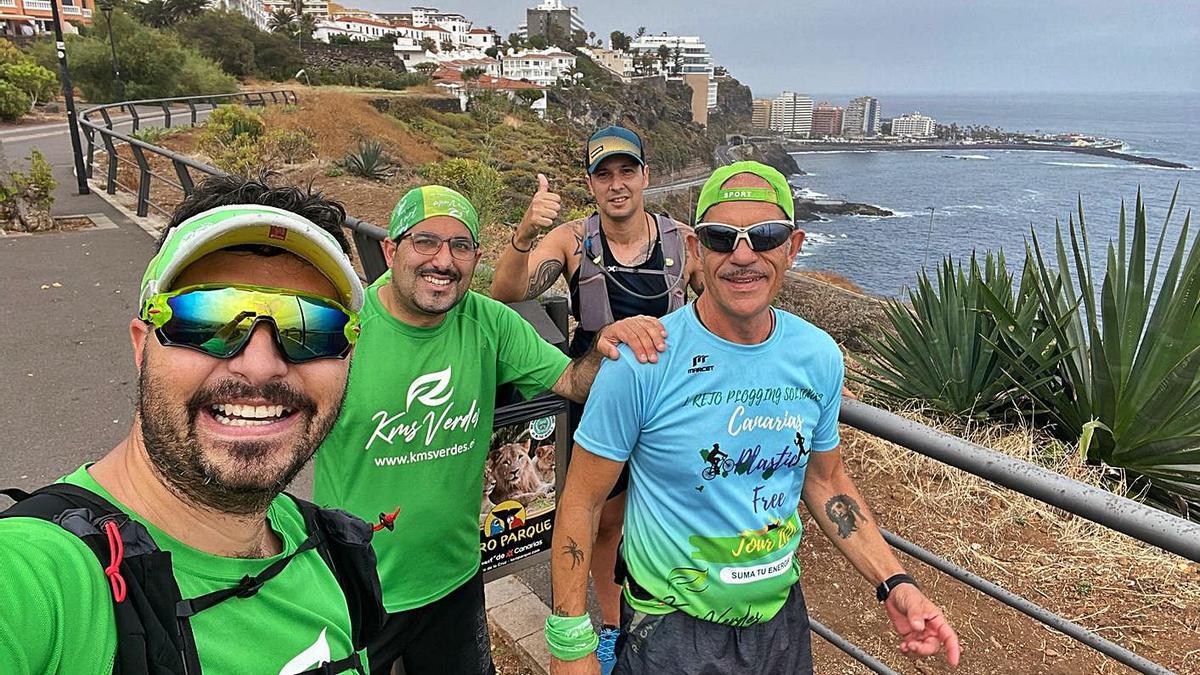 Jonathan Luis, primero por la izquierda, junto a compañeros voluntarios de la asociación KMS Verdes.