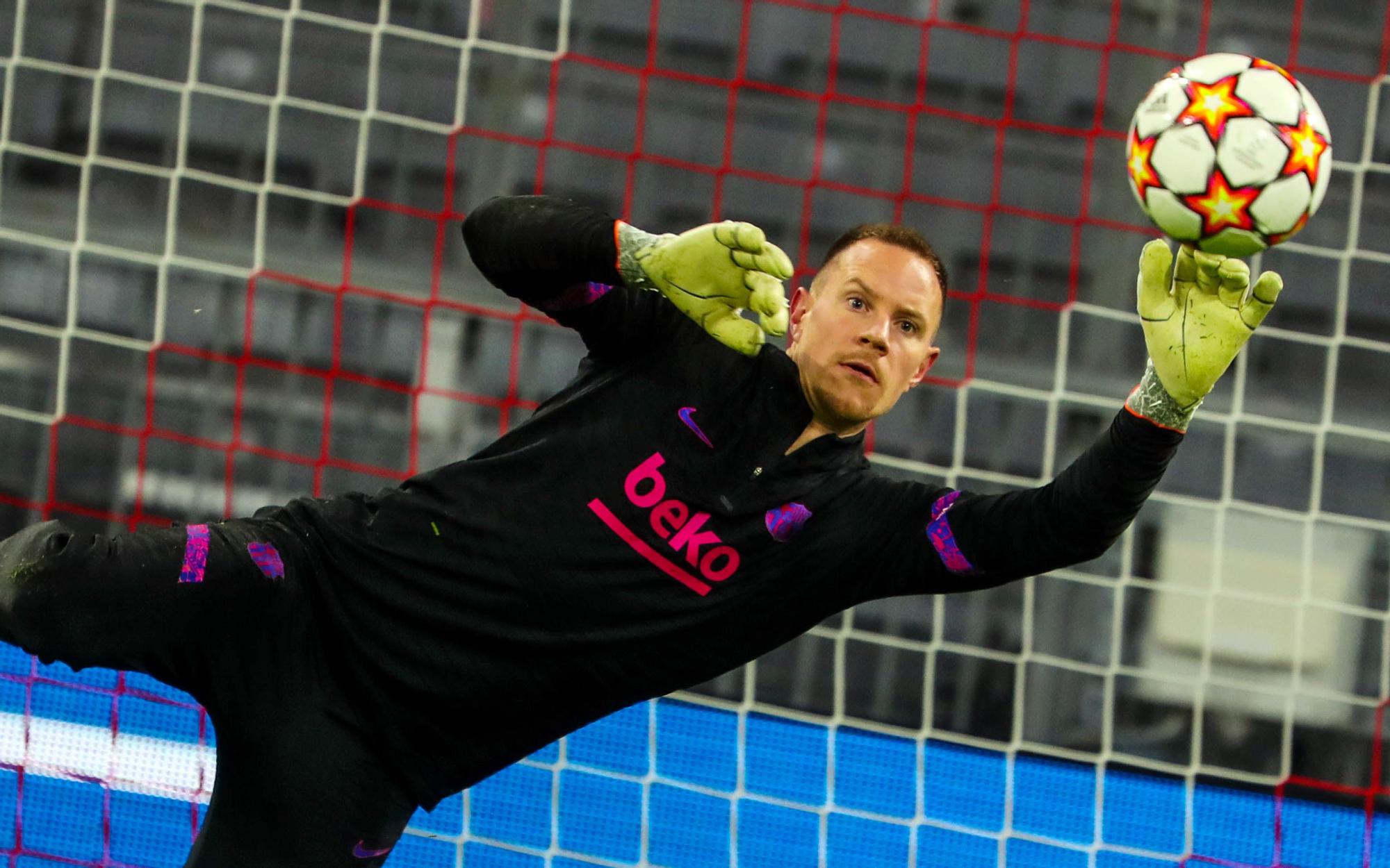 Ter Stegen detiene un balón en el entrenamiento de Barça en el Allianz Arena de Múnich.