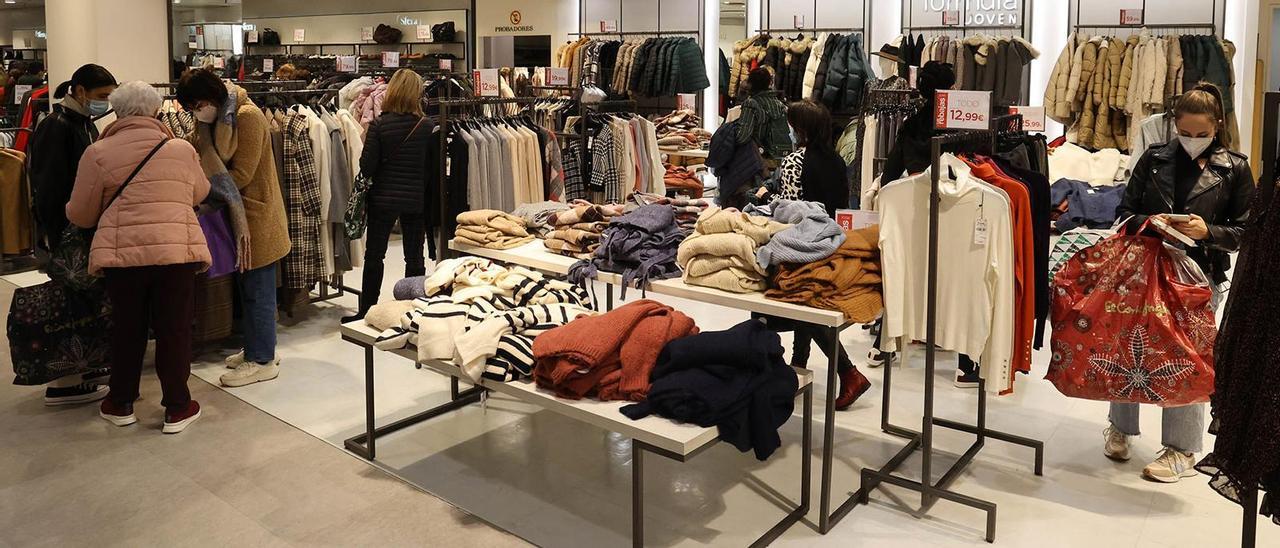 Primer día oficial de rebajas en un establecimiento textil de Vigo