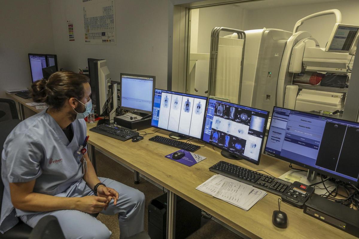En la sala controlan las pruebas que se realizan con el nuevo SPECT-TAC.