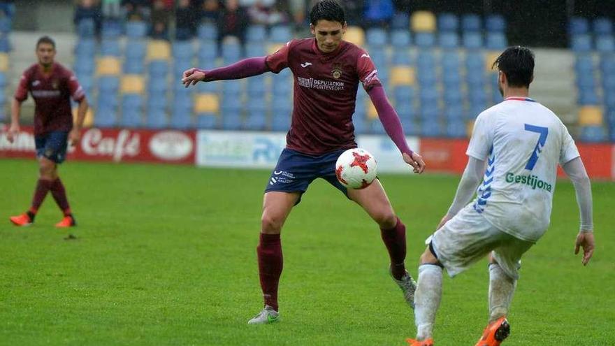 David Castro trata de controlar el balón ante un jugador del Rayo. // Gustavo Santos