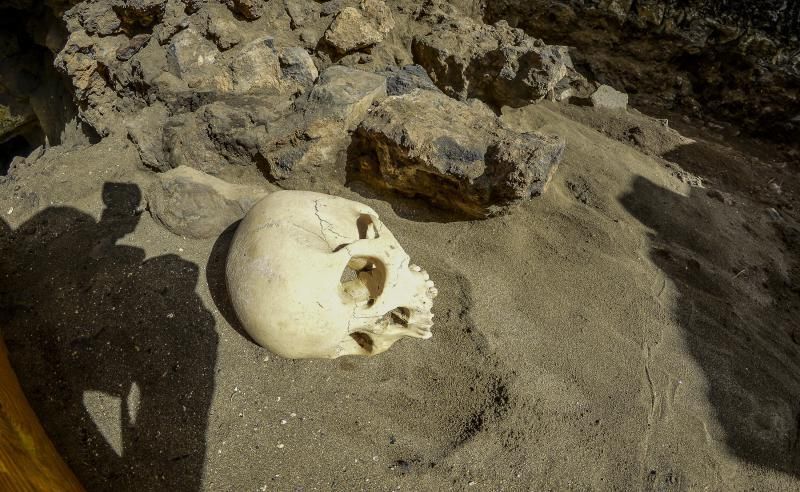 28/08/2018 LAS PALMAS DE GRAN CANARIA. Excavación con restos humanos en la calle Juan Rejón. FOTO: J.PÉREZ CURBELO  | 28/08/2018 | Fotógrafo: José Pérez Curbelo