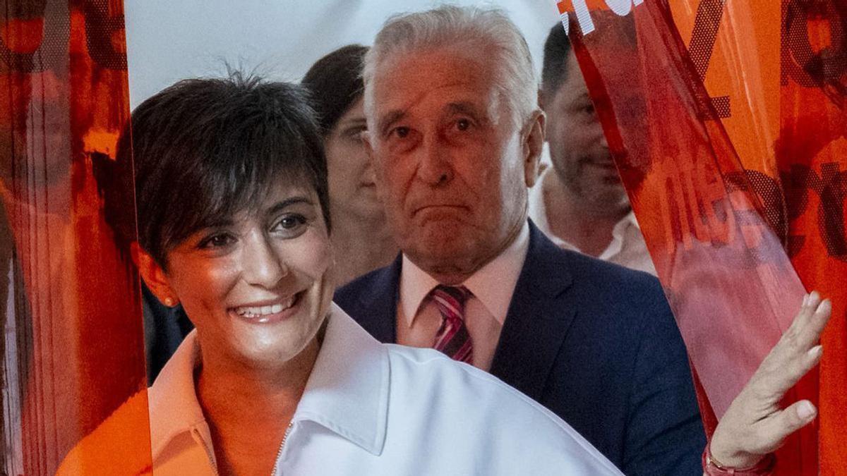 La ministra d’Habitatge, Isabel Rodríguez, ahir a Almagro (Ciudad Real), al costat de l’alcalde, Francisco Ureña. | JESÚS MONROY / EFE