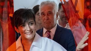 La ministra d’Habitatge, Isabel Rodríguez, ahir a Almagro (Ciudad Real), al costat de l’alcalde, Francisco Ureña. | JESÚS MONROY / EFE