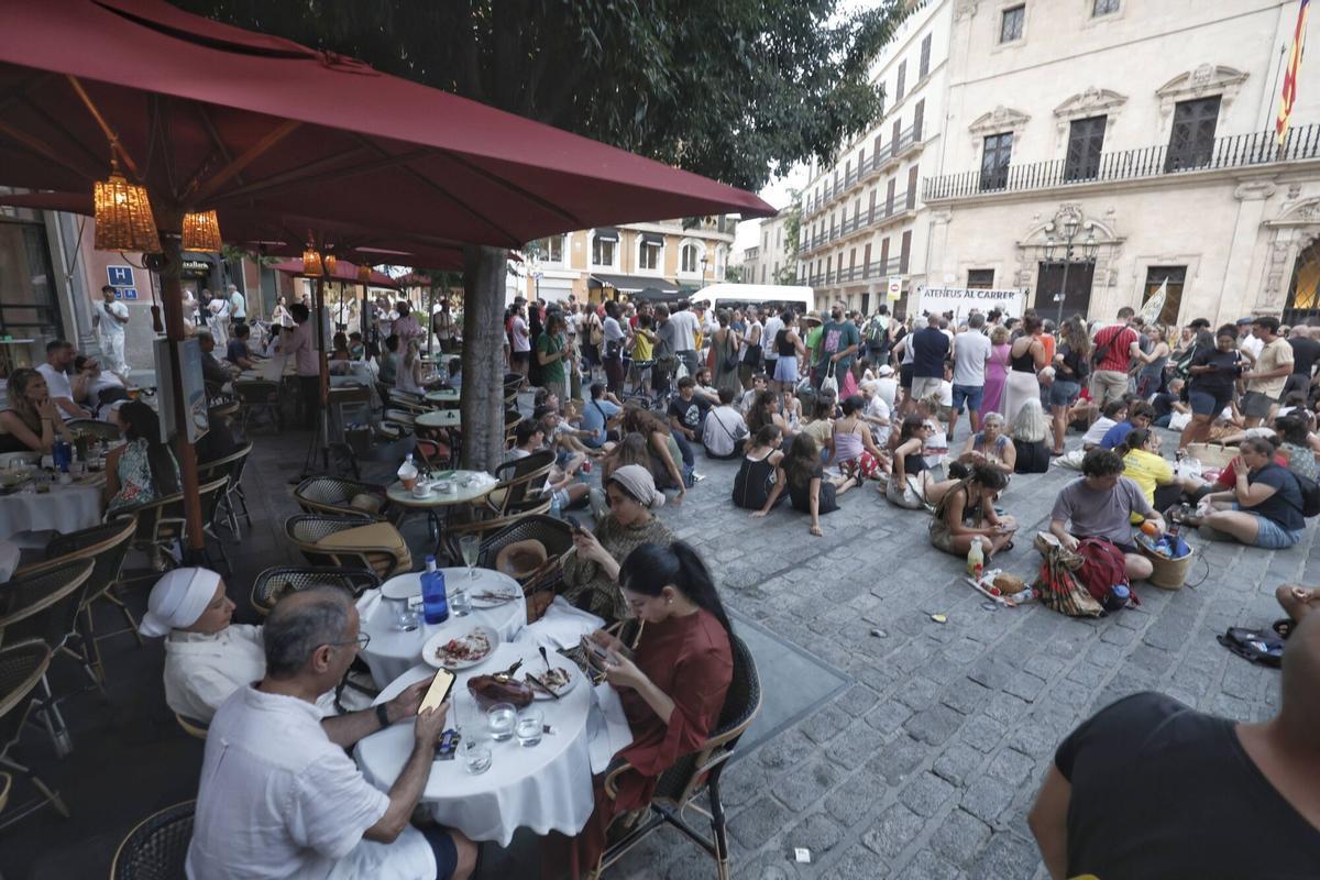 El Col·lectiu Brunzit llama a cenar de pie en la plaza de Cort para protestar por el veto de Cort a su Sopar a la Llesca