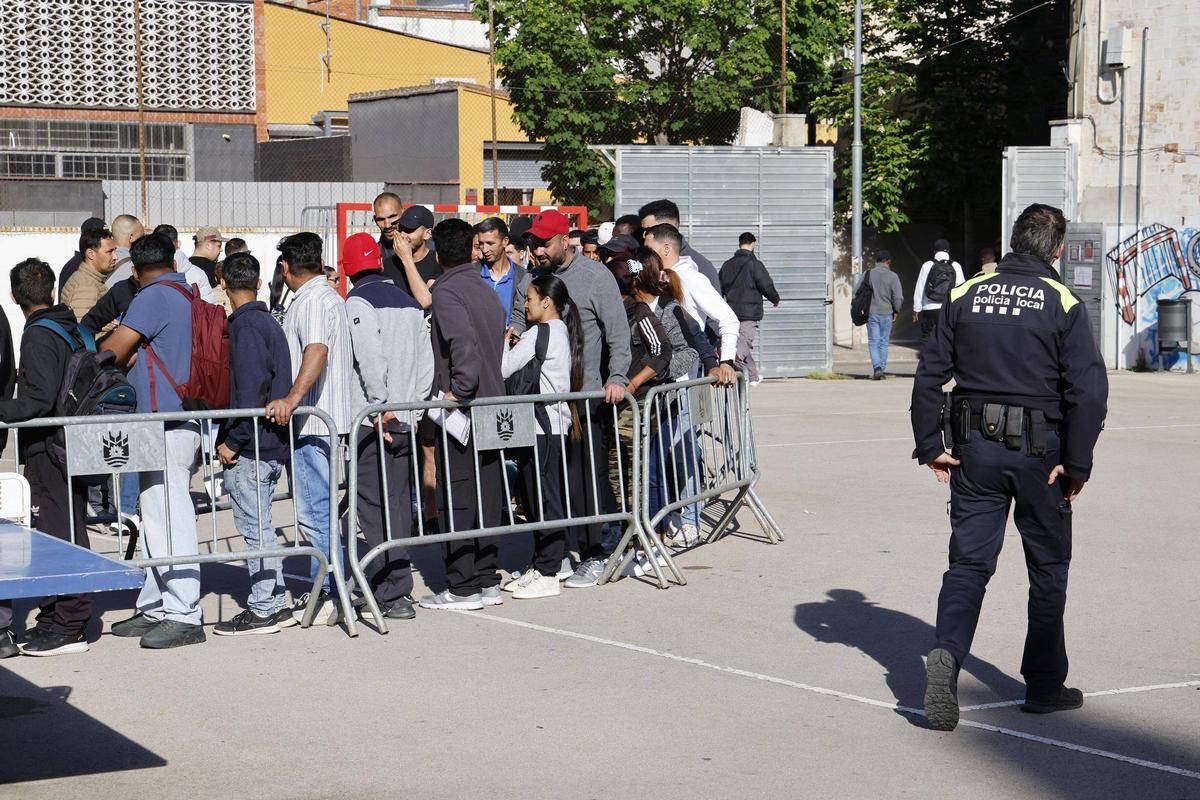 Les imatges de les cues a Salt davant l'oficina que assessora sobre la regularització extraordinària de migrants Les imatges de les cues a Salt davant l'oficina que assessora sobre la regularització extraordinària de migrants