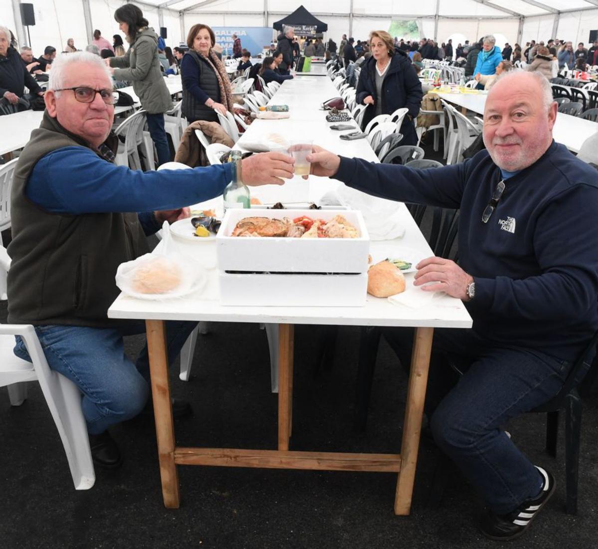 Colas y brindis en la Festa da Centola de Lorbé