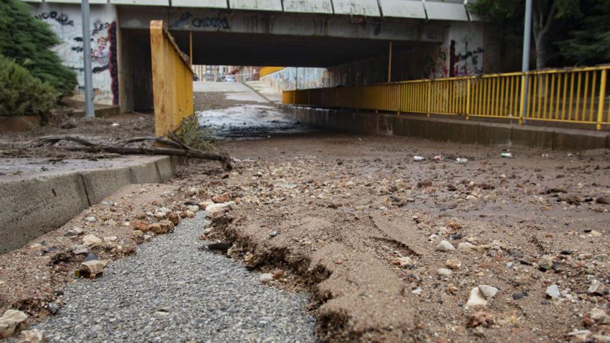 Arrastres en un paso inferior que se inundó en Alberic. | PERALES IBORRA