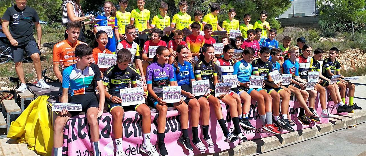 Eric Igual, al centro con el maillot de campeón, junto a otros ciclistas tras la cita de Bétera. | LEVANTE-EMV
