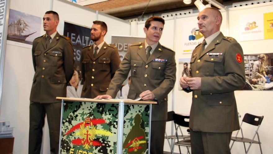 Un grup de militars a l&#039;estand de l&#039;Expojove el 2017