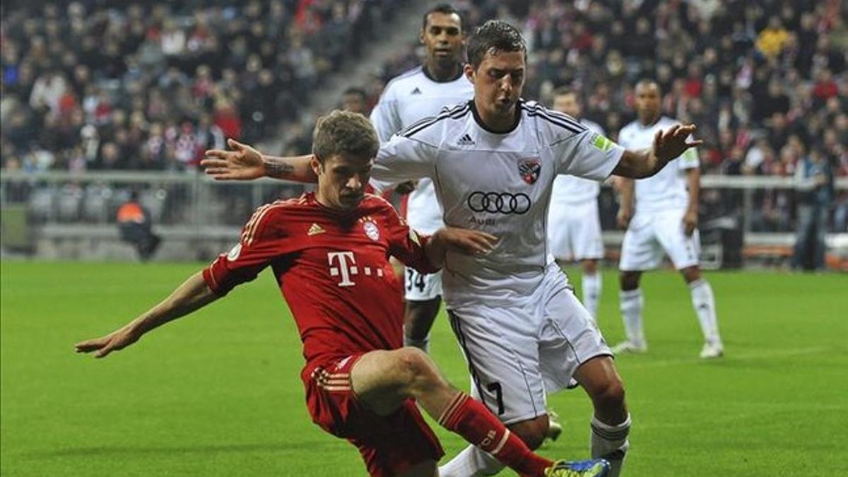 Müller y Knasmüllner pugnan por el balón en el partido del pasado sábado