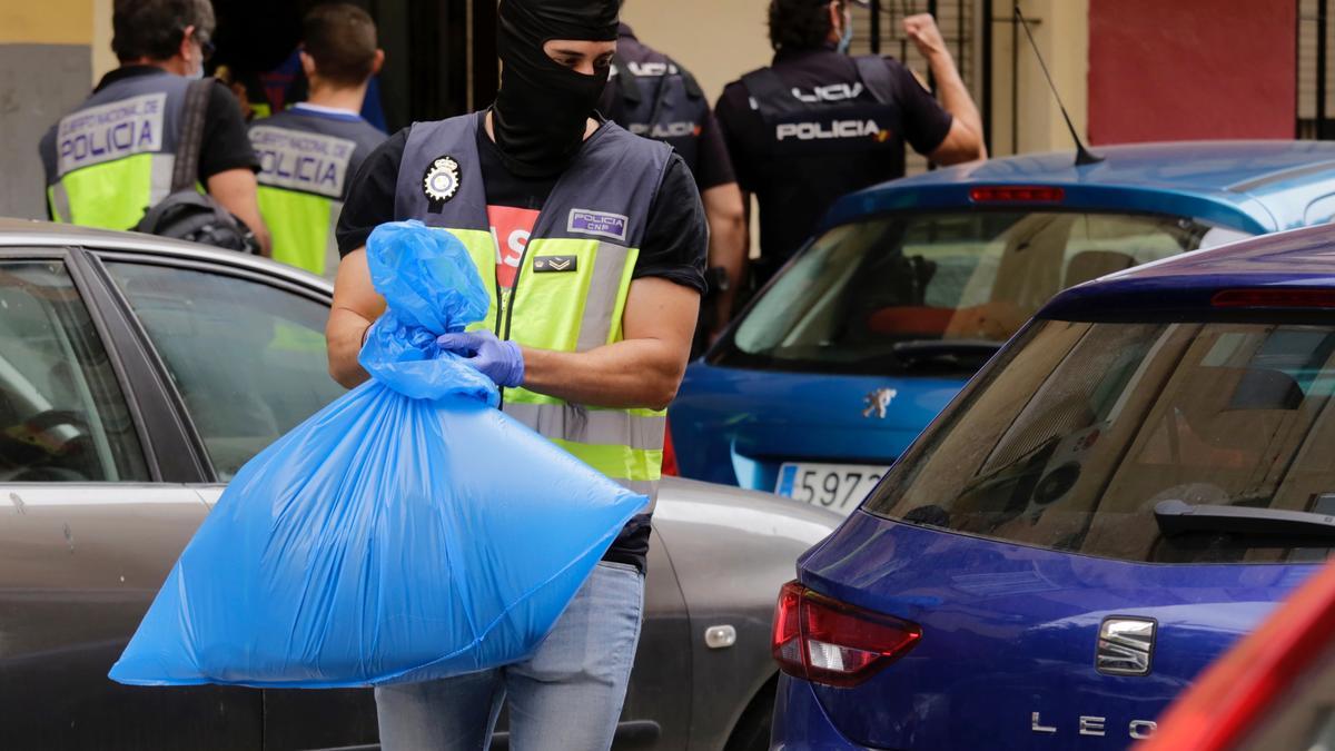 Agentes sacan bolsas del piso registrado.