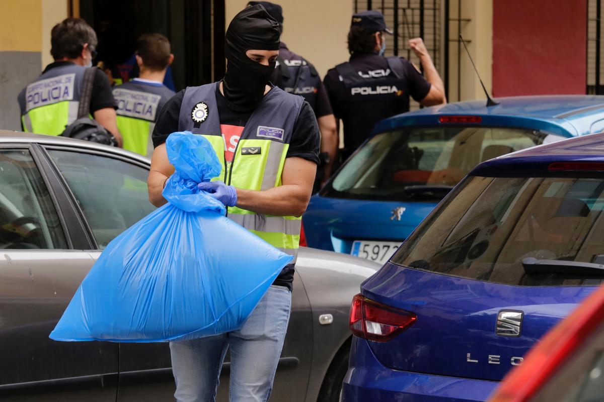 Agentes sacan bolsas del piso registrado.