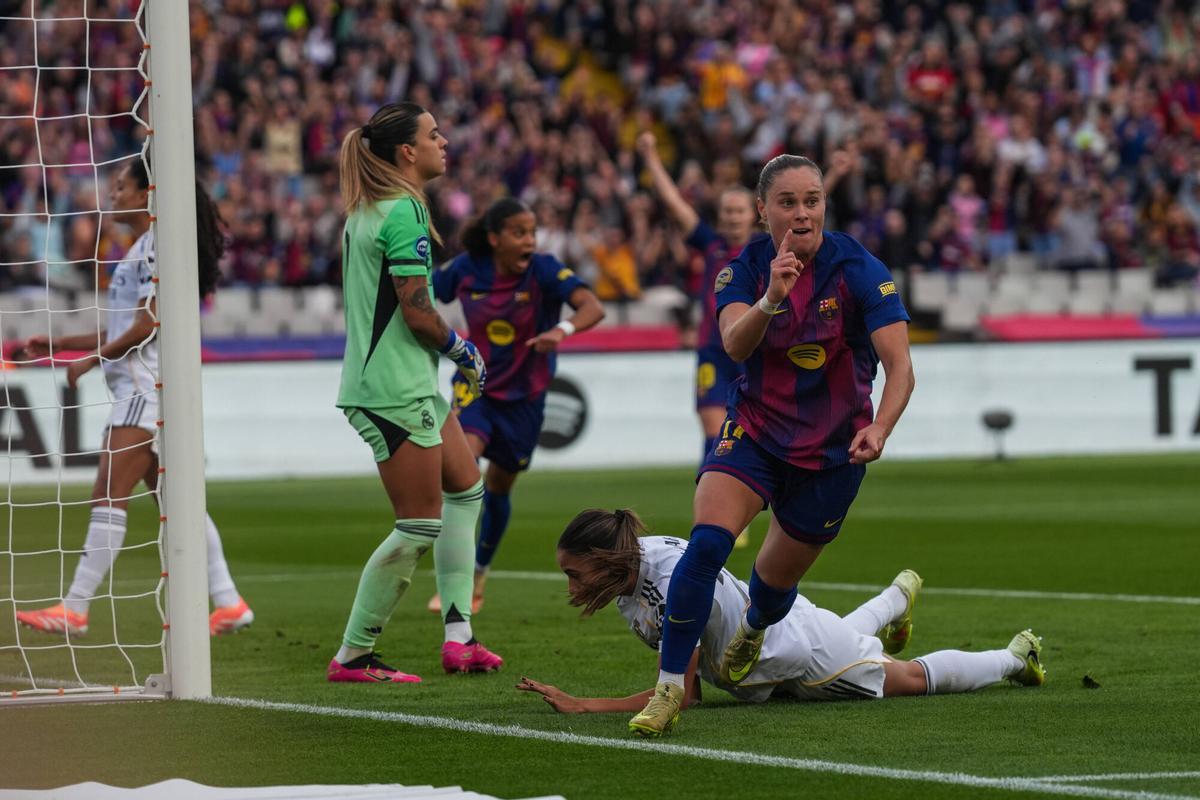 Barcelona. 15/11/2025. DEPORTES. La jugadora del FC Barcelona, Pajor celebra el primer gol ante el Real Madrid el partido de la Liga F en el Estadi Olímpic Lluís Companys. Foto: Zowy Voeten / El Periódico.