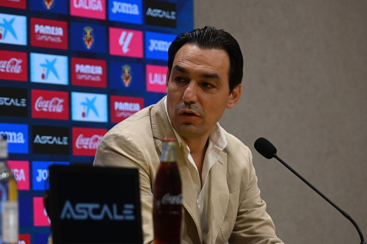 El director de fútbol del Villarreal, Miguel Ángel Tena (d),en la presentación del delantero canario Ayoze Pérez.