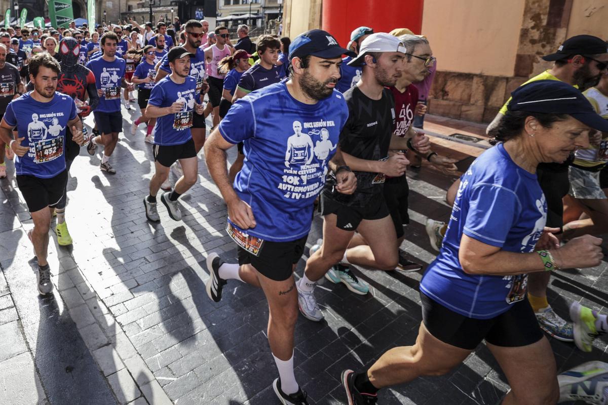 El azul tiñe el corazón de Oviedo con las camisetas de los 1.600 participantes en la carrera solidaria por el autismo El azul tiñe el corazón de Oviedo con las camisetas de los 1.600 participantes en la carrera solidaria por el autismo
