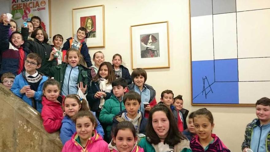 Alumnos de tercero y cuarto del colegio luarqués.