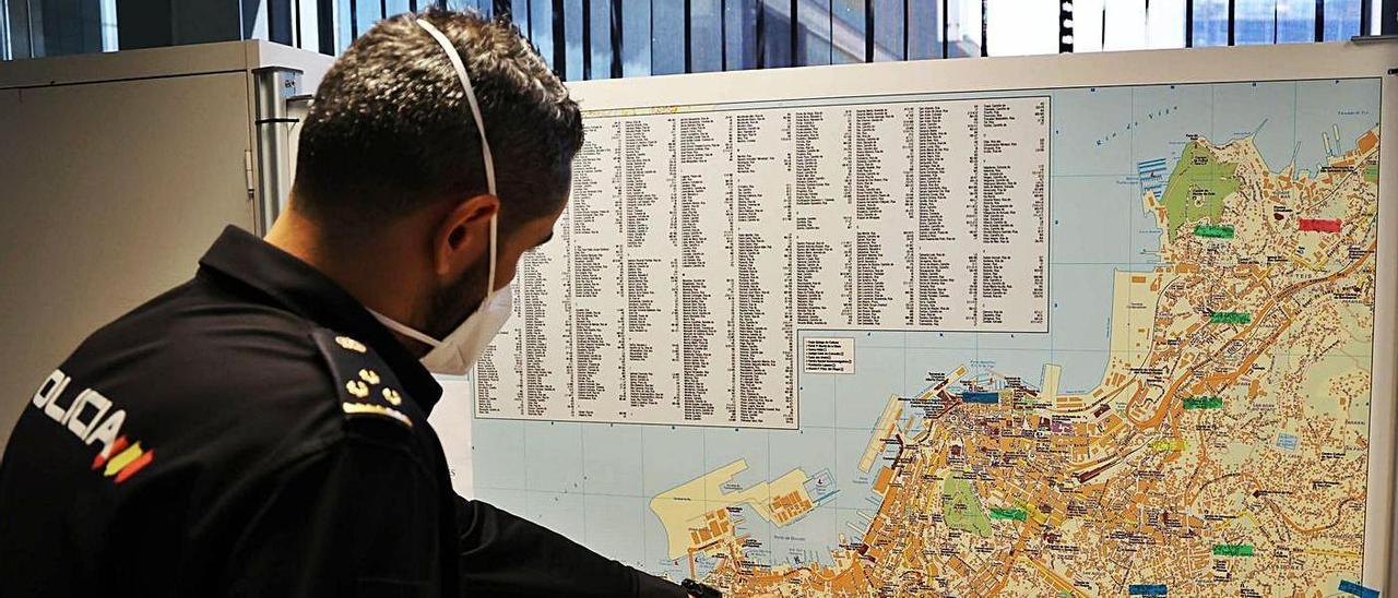 El jefe del grupo UFAM consulta un mapa en dependencias de la comisaría de Vigo-Redondela. |   // A. VILLAR