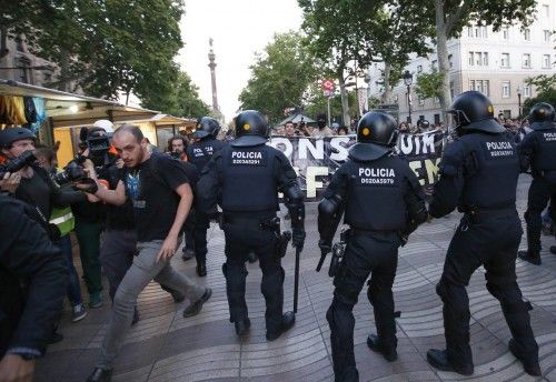 Las calles del centro de Barcelona han sido escenario de nuevos disturbios a la conclusión de la marcha convocada para protestar por el desalojo y derribo del centro ‘okupa’ de Can Vies.