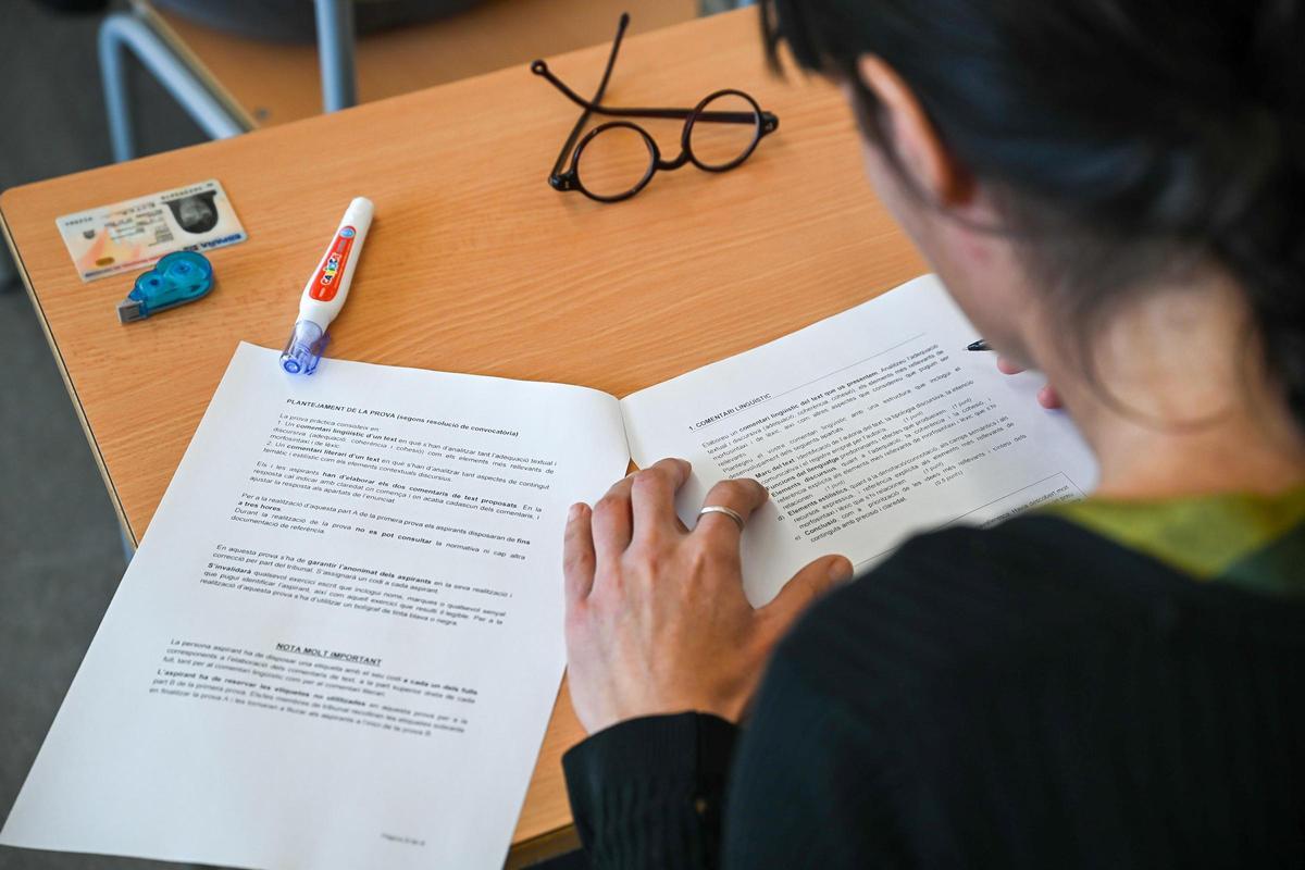 Una aspirante a docente se examina en las oposiciones de este sábado.