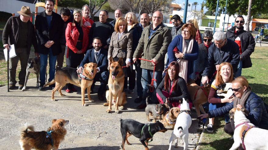 Los representantes socialistas, con vecinos de la barriada de La Roca.