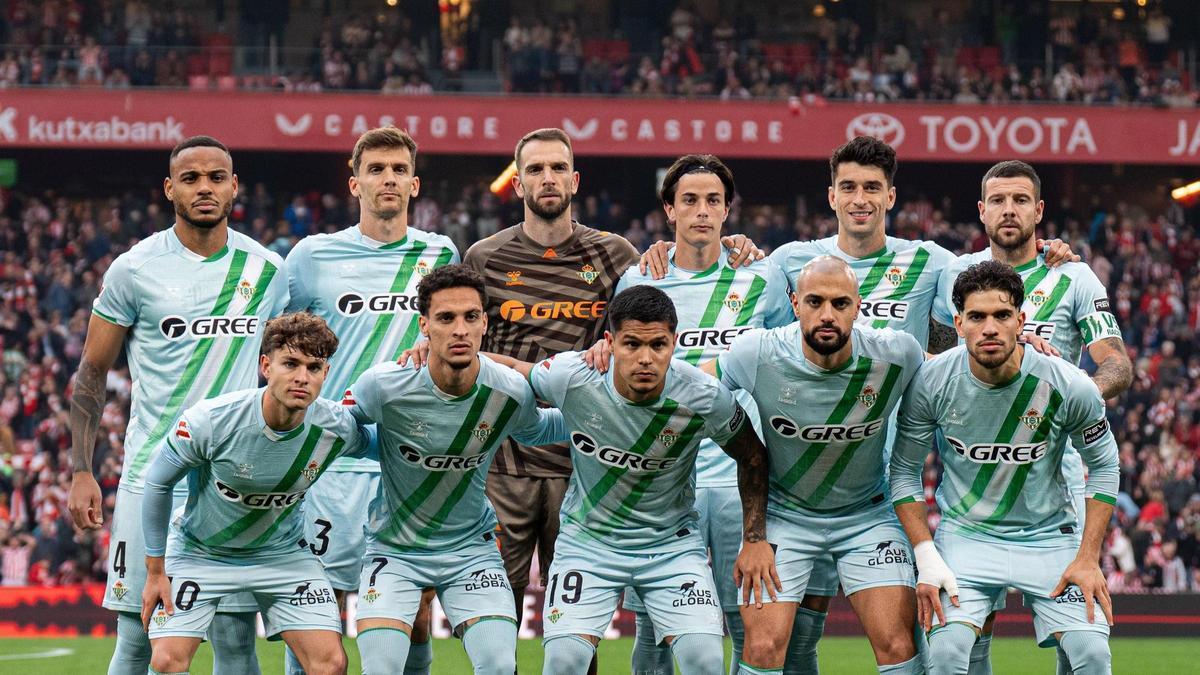 Los jugadores del Betis posan en San Mamés antes del partido contra el Athletic de LaLiga
