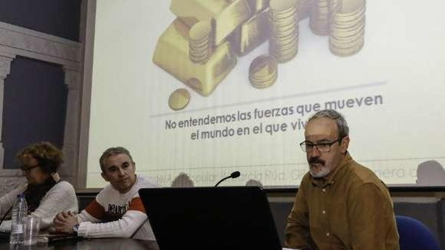 La economía, a debate en el Aula Popular