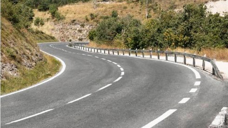 Vols saber si pots avançar diversos cotxes en una carretera amb un sol carril en cada sentit?