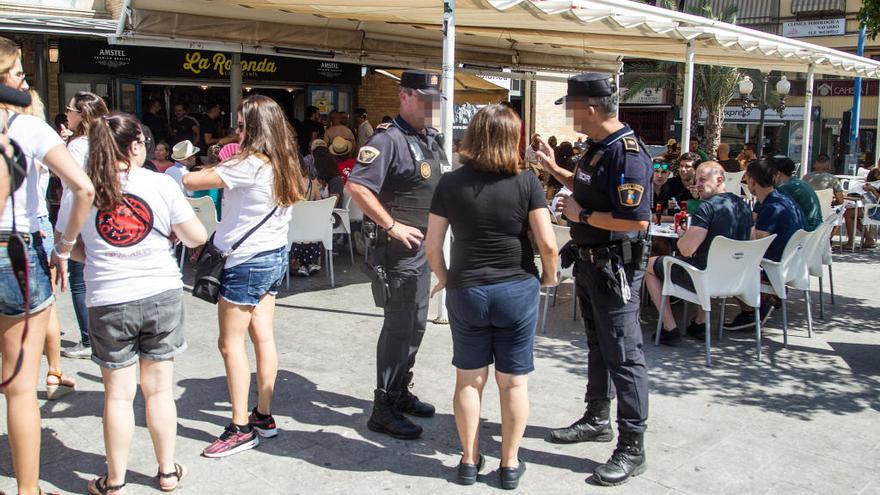 Dispositivo de la Policía Local controlando el botellón en la Plaza del Mercado el pasado septiembre