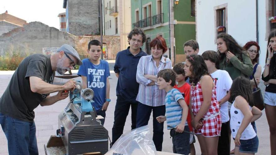 Jesús García, mostrando cómo hacer una peonza en la edición del año pasado.