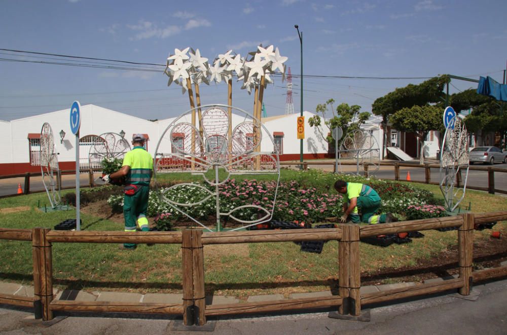 El Cortijo de Torres acelera los trabajos en casetas, calles y portada para ponerse a punto de cara al inicio de la semana de Feria.