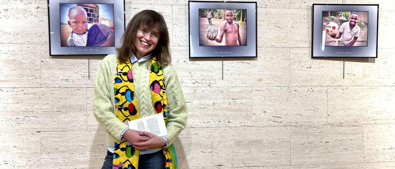 Cristina Maruri, en una exposición fotográfica con su último libro, “Cuéntame un cuento y llévame a otro lugar”, en las manos.