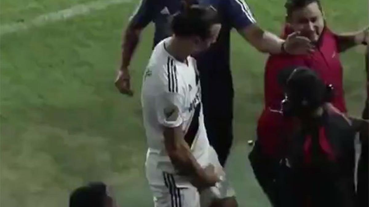 A Ibrahimovic no le sienta nada bien perder: vea el feo gesto del delantero hacia los aficionados