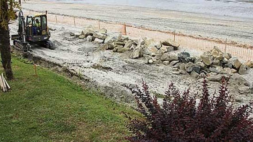 Trabajos en los accesos a la playa da Ribeira, en Miño.