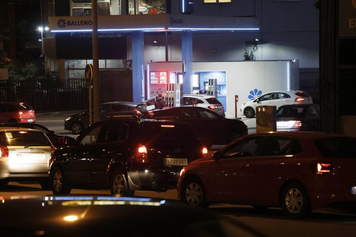 Colas en una gasolinera del polígono Espíritu Santo, en Oviedo.
