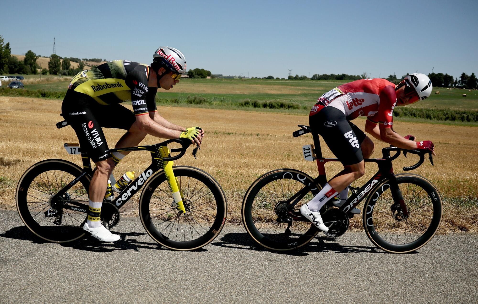Toulouse (France), 16/07/2025.- Belgian rider Wout Van Aert (L) of Team Visma-Lease a Bike and Belgian rider Arnaud De Lie of Lotto team in action during the 11th stage of the Tour de France cycling race over 156.8km around Toulouse, France, 16 July 2025. (Ciclismo, Francia) EFE/EPA/CHRISTOPHE PETIT TESSON