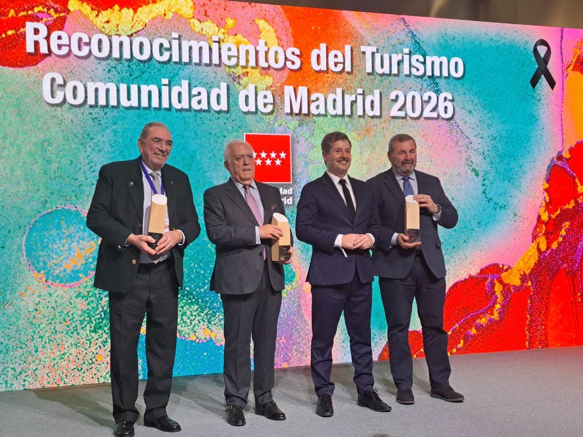 Mariano de Paco Serrano, junto a los premiados por su labor en el turismo madrileño