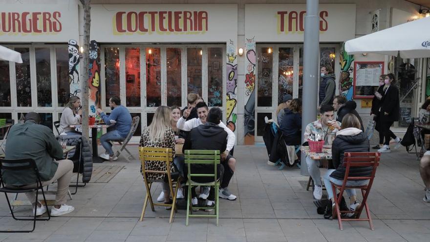 Terrazas llenas en la reapertura nocturna de los restaurantes