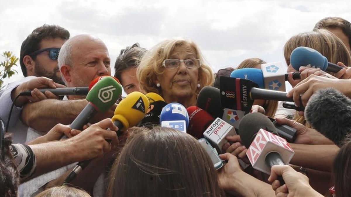 Manuela Carmena, este lunes, 25 de mayo, rodeada de periodistas.