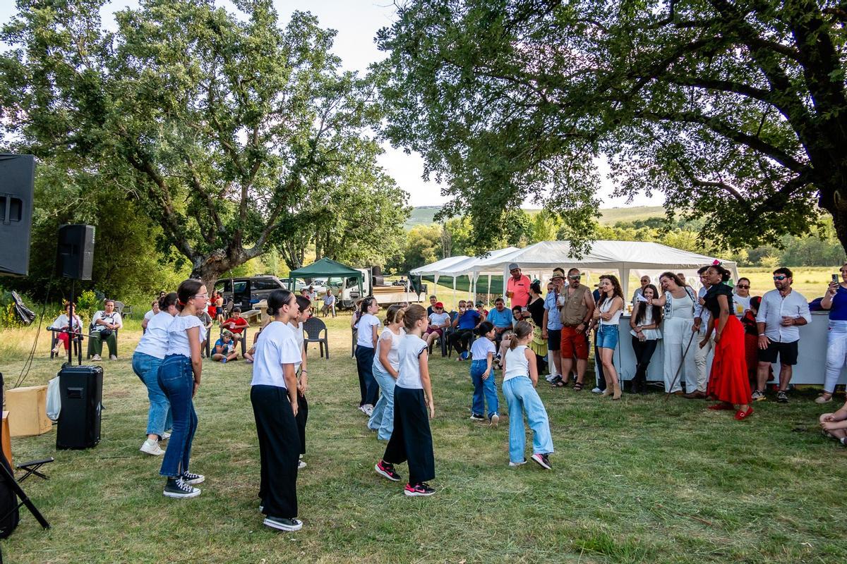 Sevillanas y lunes en Tábara: así celebra su particular feria rociera
