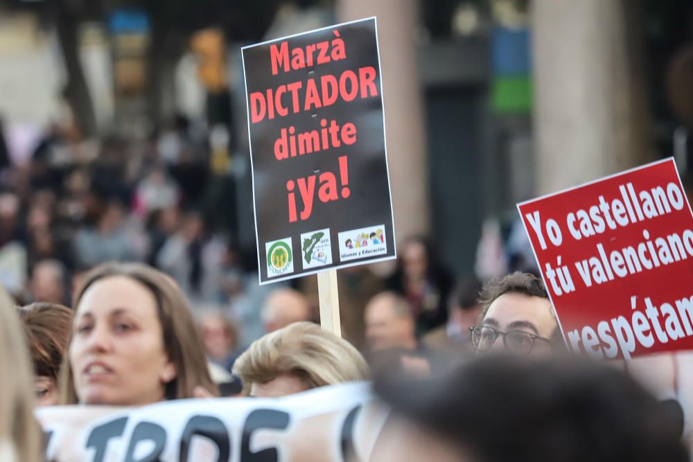 Veinte mil personas reclamaron ayer en las calles de Orihuela la derogación de la ley de Plurilingüismo